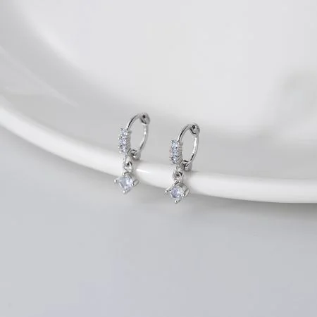 Conjunto de pendientes colgantes geométricos de plata esterlina 925 al por mayor. - Un par de pendientes colgantes geométricos modernos de plata esterlina 925 con circonita cúbica brillante, ideales para regalos corporativos al por mayor.