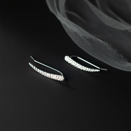 Elegante cuff per orecchio in argento sterling curvato adornato con gemme trasparenti scintillanti.