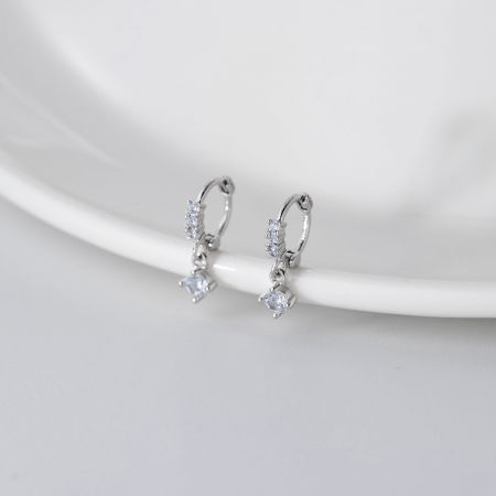 Aretes de Circonita Cuadrada Geométrica de Plata Esterlina - Un par de aretes de circonita cuadrada de plata esterlina con un diseño minimalista, exhibidos sobre un fondo blanco limpio para resaltar sus piedras brillantes.