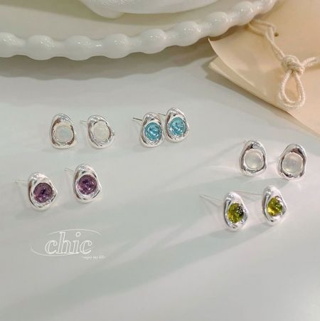 Boucles d'oreilles colorées en CZ en argent sterling 925 - Une collection de boucles d'oreilles en argent sterling 925 avec des pierres en zircon cubique colorées et vibrantes dans différentes tailles et montures.