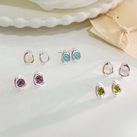 Boucles d'oreilles en argent sterling 925 avec pierre d'opale colorée en forme irrégulière (ensemble de 5 paires) - Une collection de cinq paires de boucles d'oreilles en argent sterling 925, chacune présentant une pierre d'opale de forme et de couleur uniques dans diverses teintes vibrantes.