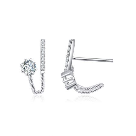 Vista lateral de los pendientes de diseño chic, destacando el intrincado diseño retorcido y el brillo de los acentos de zirconia cúbica.