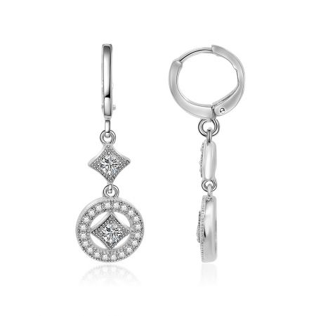 Vista dettagliata degli orecchini in zirconia cubica che mostrano la chiusura ad anello e i charm adornati da pietre brillanti.