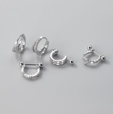 Orecchino a cerchio in argento sterling 925 CZ in diversi design - Una collezione di orecchini a cerchio in argento sterling 925 CZ in vari design eleganti, con pietre di zirconia cubica scintillanti.