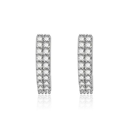 Aretes huggie con pavé de doble fila - Una vista en primer plano de los aretes huggie con pavé de doble fila, mostrando las dos filas de brillantes piedras de circonio cúbico blanco sobre una base de latón chapada en rodio.