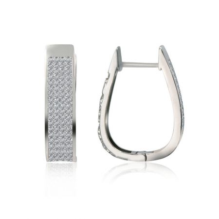 Detalle en primer plano de los pendientes Huggie Ovalados Grandes de CZ, destacando el brillante destello de los adornos de circonita cúbica.