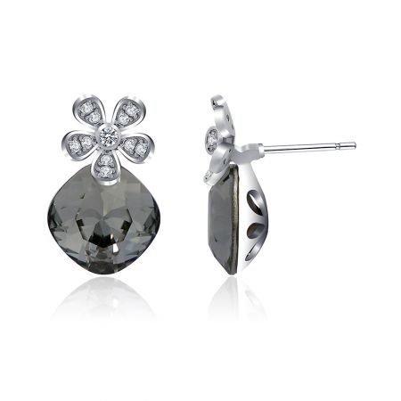Zijaanzicht van de Lovely Flower Swarovski Kristallen Oorbellen die het moderne zilveren ontwerp en de kristalzetting benadrukken.