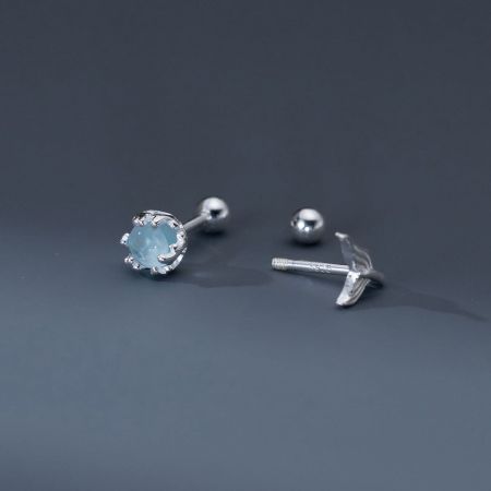 Un'altra angolazione degli orecchini in argento sterling, evidenziando il retro a perno e la pietra preziosa.