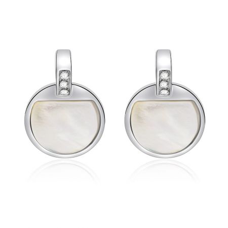 Pendientes de concha de disco de cristal. - Un par de pendientes de concha de disco de cristal con acentos de nácar y cristal checo sobre un fondo blanco.