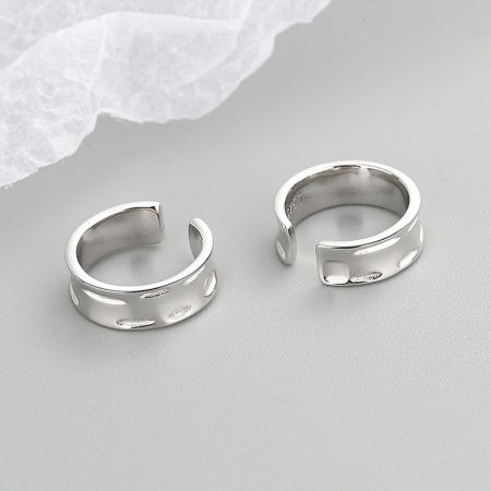 Vista laterale del bracciale per orecchie senza piercing, che evidenzia la sua ampia fascia e la vestibilità comoda.