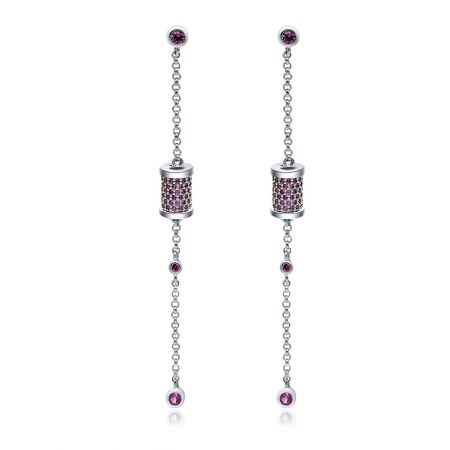 Pendiente de cadena colgante Elegance Linear. - Un par de pendientes de cadena colgante Elegance Linear, hechos de metal de tono plateado con acentos de circonita cúbica rosa, que presentan un diseño de múltiples componentes con una piedra preciosa en la parte superior, una sección cilíndrica y elementos de cadena colgante.
