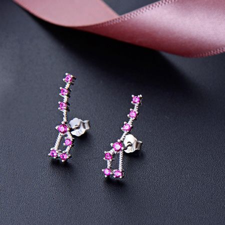 Primo piano degli orecchini a perno Big Dipper in pietra CZ rosa in argento sterling 925.