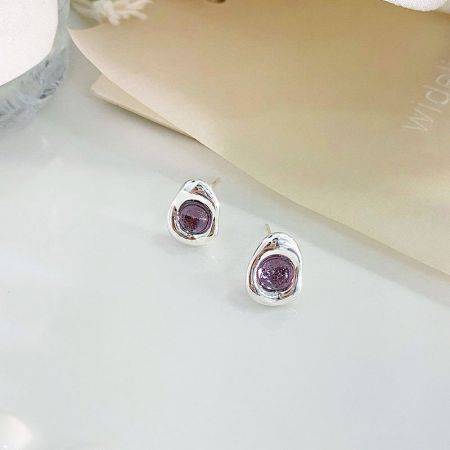 Un paio di eleganti orecchini a bottone in argento sterling con profonde pietre di opale viola.