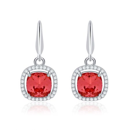 Pendientes de cristal rojo con pavé cuadrado. - Un par de pendientes de cristal rojo con pavé cuadrado en plata de ley 925, con una gema roja central rodeada de un pavé de cristales claros.