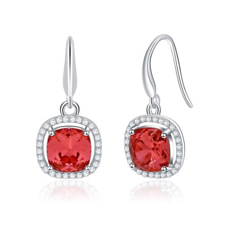 Vista de perfil dos elegantes brincos de cristal vermelho Square Pave Cushion no estilo pendente.