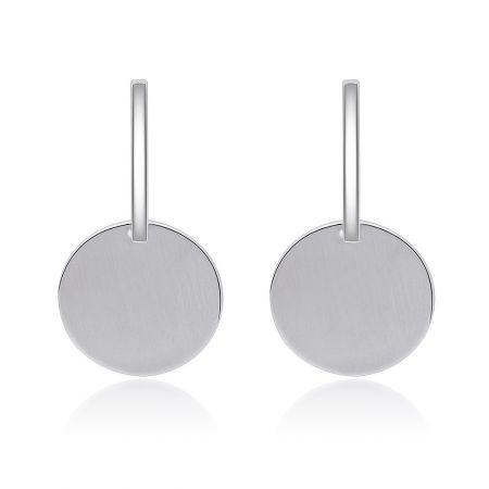 Boucles d'oreilles asymétriques oxydées. - Vue de face des boucles d'oreilles asymétriques oxydées, présentant un design minimaliste avec des disques ronds en argent plats et des crochets cylindriques.