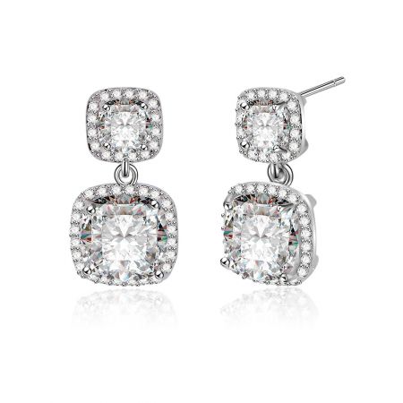 Profil latéral des boucles d'oreilles pendantes en argent taille coussin, mettant en avant la qualité réfléchissante et le design en deux parties des pierres précieuses.