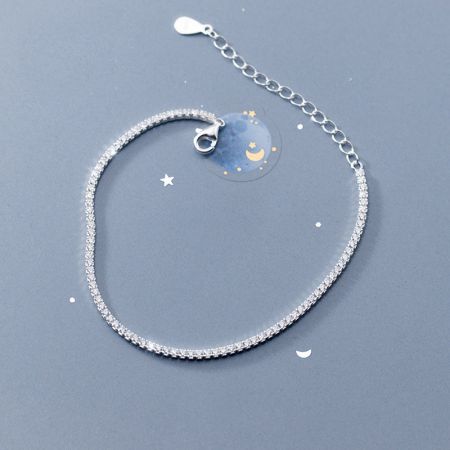 925 Sterling Zilver 2mm Cubic Zirconia Tennis Ketting Armband - Een close-up van een 925 sterling zilveren tennisarmband uit een set van vijf, met een continue lijn van sprankelende 2mm cubic zirconia stenen.
