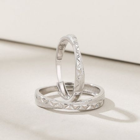 Set di anelli per coppie regolabili in argento sterling 925 per San Valentino - Una coppia di anelli per coppie in argento sterling 925 finemente incisi, che simboleggiano amore e impegno, perfetti per San Valentino.