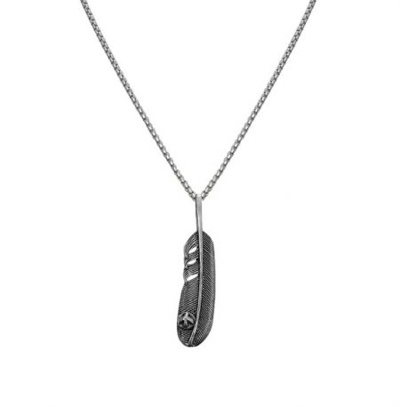 Collar con Colgante de Pluma en Acero Inoxidable - Una toma de estudio detallada del Collar con Colgante de Pluma en Acero Inoxidable, modelo Men-025, mostrando su intrincado diseño de pluma.