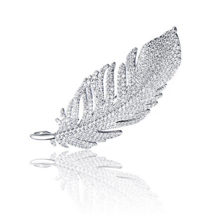 Broche de zirconia cúbica de rama de hoja. - Broche de rama de hoja elegante con piedras de zirconia cúbica brillantes, que muestra su intrincado diseño similar a plumas.
