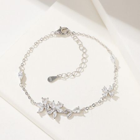 Un altro stile del set di bracciali a fiore di sakura, che mette in evidenza i suoi delicati collegamenti floreali.