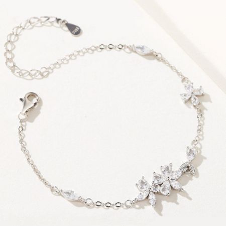 925 Sterling Zilveren Sakura Bloem Zircon Armbanden - Een close-up van een 925 sterling zilveren sakura bloemenarmband uit de set, die het ingewikkelde bloemontwerp met sprankelende heldere zircon stenen toont.
