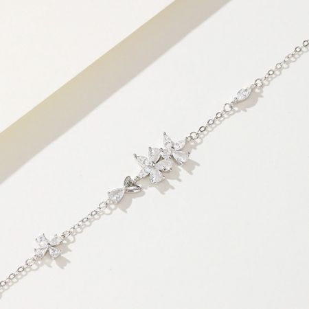 Il bracciale floreale in argento sterling brilla con pietre di zirconia cristallina di alta qualità.