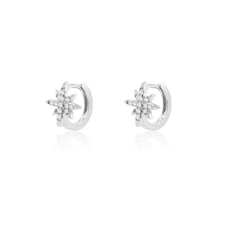 Vue détaillée du design floral en argent sur les boucles d'oreilles Huggie Hoop Starburst.