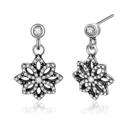 Close-up opname van de Zilveren Grafische Bloem Oorbellen met het S925 sterling zilver stempel en de gepolijste afwerking van het bloemontwerp met heldere edelstenen.