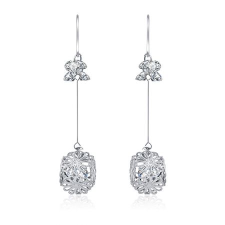 Pendientes Daisy Drop de tono plateado con CZ - Un primer plano de los pendientes Daisy Drop de tono plateado con CZ, que muestra el intrincado diseño floral con piedras de circonio cúbico claras y un acabado pulido chapado en rodio.