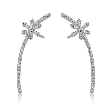 Pendiente de barra brillante chic - Un par de aretes Chic Shinning Bar hechos de latón chapado en rodio, con un diseño lineal moderno y piedras de circonita blanca brillantes.