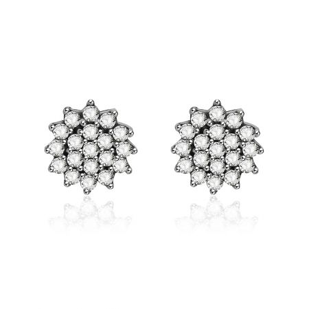 Zilveren Bloem Heldere CZ Stud Oorbellen - Een paar 925 sterling zilveren bloem stud oorbellen, ingewikkeld ontworpen met heldere kubieke zirconia stenen, weergegeven op een schone witte achtergrond.