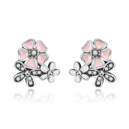 Zilveren bloemenoorbellen in witte en roze emaille - Een paar zilveren bloemenstuds met delicate witte en roze emaille, vervaardigd uit 925 sterling zilver en versierd met sprankelende cubic zirconia.