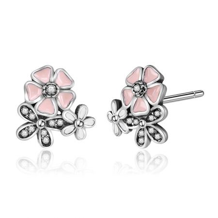 Close-up van de sterling zilveren bloemenoorbellen, met de nadruk op de ingewikkelde roze emaille en steendetails.