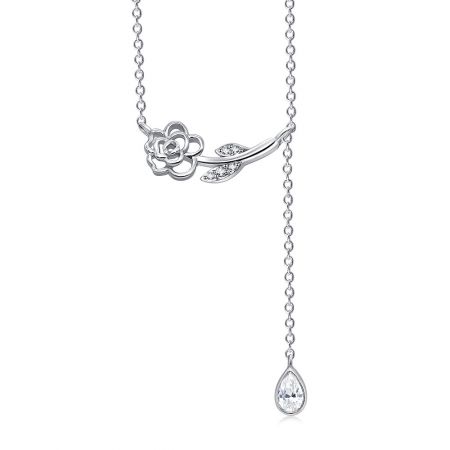 Seitenansicht der Kamelienblumen-Halskette, die die elegante Kette und den tropfenförmigen CZ-Anhänger zeigt.
