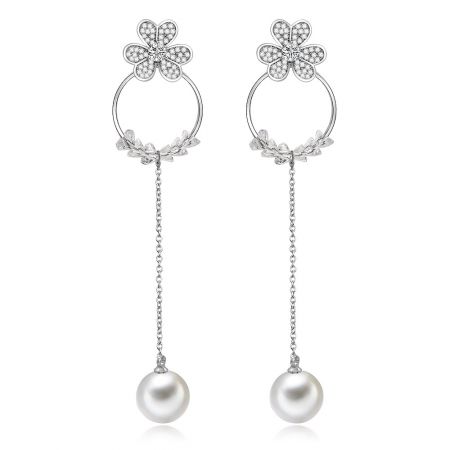 Pendientes largos en forma de trébol con perla. - Un par de pendientes largos en forma de trébol con perla, que exhibe un detallado diseño floral y de hojas en plata acentuado con piedras de zirconia cúbica transparentes y una prominente perla blanca.