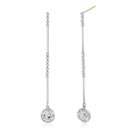 Detalle en primer plano del diseño del colgante floral de plata, destacado con brillantes acentos de cristal similares a diamantes.
