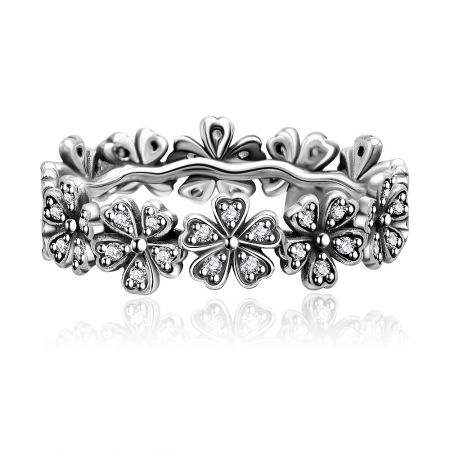Anello a fascia Dazzling Daisy in argento sterling S925 - Un primo piano dell'anello a fascia Dazzling Daisy in argento sterling S925, che mette in mostra il suo intricato design floreale e le scintillanti pietre di zirconia cubica.