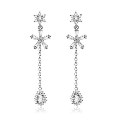 Pendientes de Araña Colgantes Clear Pear Drop - Un par de pendientes de araña colgantes Clear Pear Drop con un intrincado diseño floral y estelar, elaborados en latón chapado en rodio y adornados con brillantes circonitas cúbicas AAA.