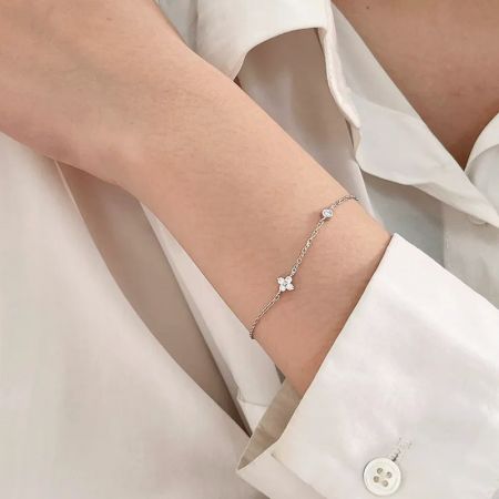 925 Sterling Zilveren Fijne Klavertje Vier Geluksbrenger Armband - Een close-up van de 925 sterling zilveren klavertje vier charme armband, met de sprankelende cubic zirconia stenen op een delicate ketting.