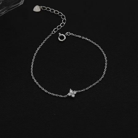 Detail shot of the 925 sterling silver anklet's clasp and quality craftsmanship, ideal for wholesale.