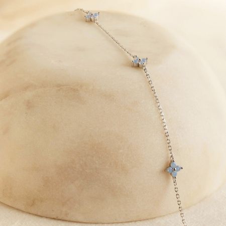 Pulsera de Flor de Zirconia Azul Elegante Lucky Clover - Plata Esterlina 925 - Primer plano de la pulsera Lucky Clover de plata esterlina 925, mostrando los delicados charms de flores con piedras de zirconia azul claro.