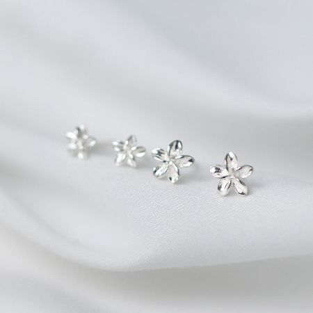 S925 Zilveren Kleine Bloem Stud Oorbellen (5 Paar/Set) - Een set van drie S925 sterling zilveren kleine bloemen stud oorbellen weergegeven op een gestructureerde witte achtergrond, met de nadruk op hun delicate bloemontwerp.