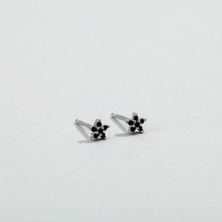 Eleganti orecchini a perno a forma di fiore in argento con centri di zirconia nera sorprendenti.