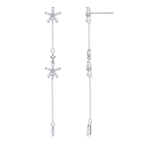 Vista detallada de los pendientes colgantes de diamantes en corte baguette con forma de flor, destacando la parte superior en forma de flor de plata y el elemento de cadena.