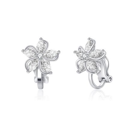 Gros plan sur les boucles d'oreilles clip 5 Pétales, mettant en valeur les pierres en zircon cubique en forme de goutte.