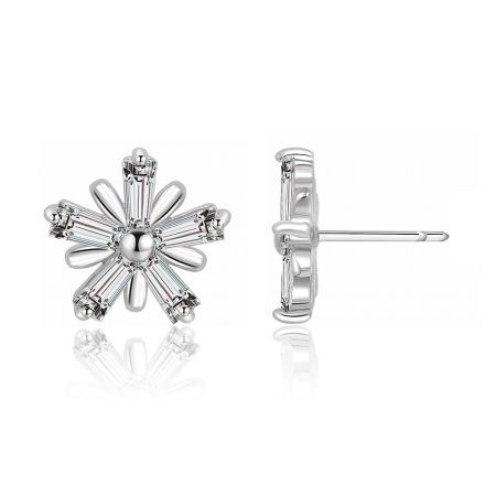 Un paio di orecchini Zirconia Snow Star che mostrano la loro forma intricata a fiocco di neve e gemme chiare scintillanti.