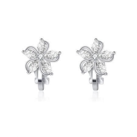 Pendientes de clip de flor de 5 pétalos - Un par de pendientes de clip de flor de 5 pétalos en latón chapado en rodio, que muestran un diseño floral brillante con piedras de circonita cúbica blanca.