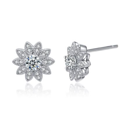 Un altro angolo dell'orecchino a bottone a forma di girasole in argento, che mette in evidenza la brillantezza delle pietre in zirconia cubica.